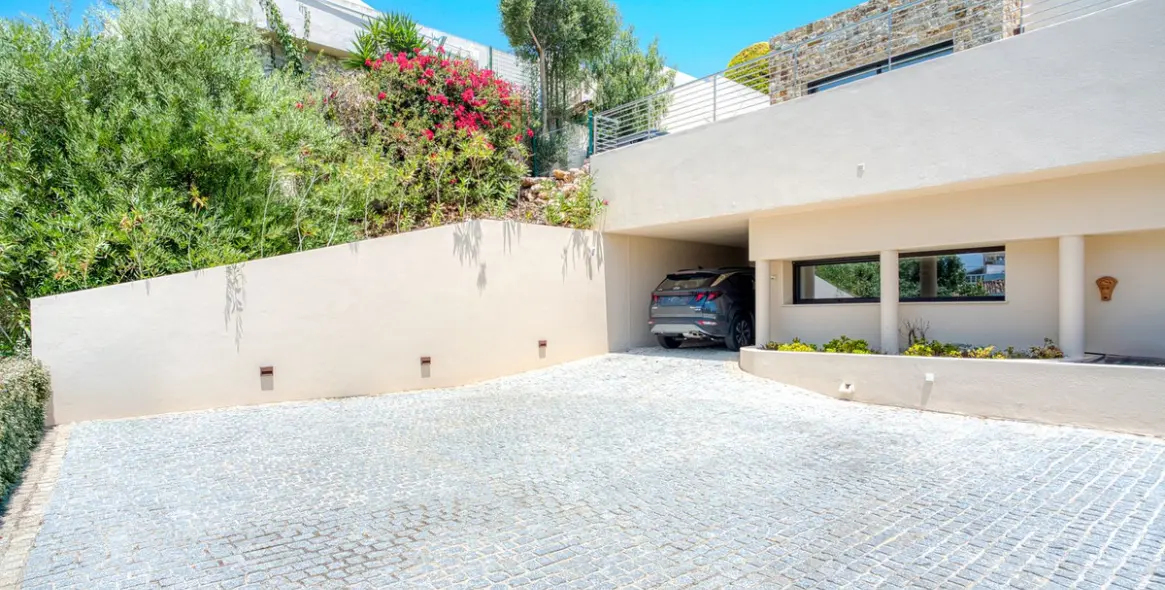 Sale of detached villa in Elviria 32