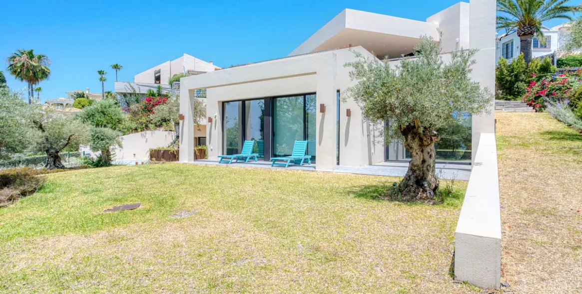 Sale of detached villa in Elviria 33