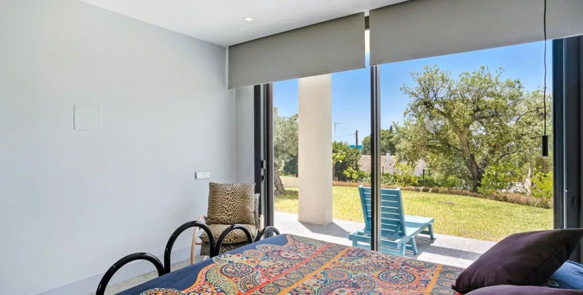 Sale of detached villa in Elviria 35