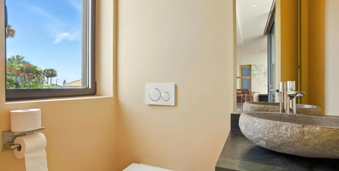 Sale of detached villa in Elviria 40