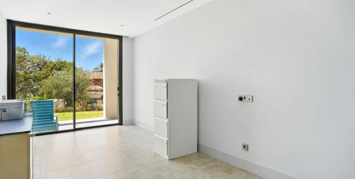 Sale of detached villa in Elviria 41