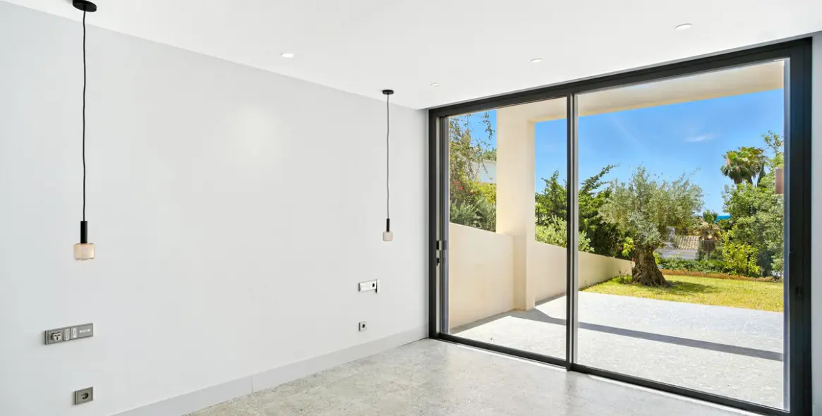 Sale of detached villa in Elviria 56