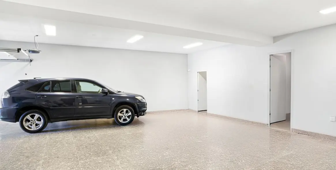 Sale of detached villa in Elviria 62