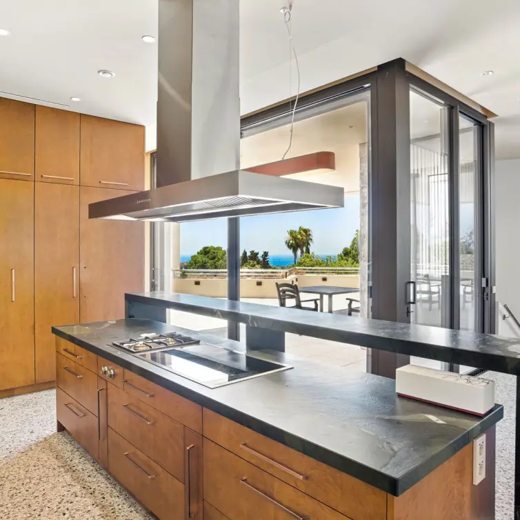 Продажа  отдельно стоящей виллы в Elviria