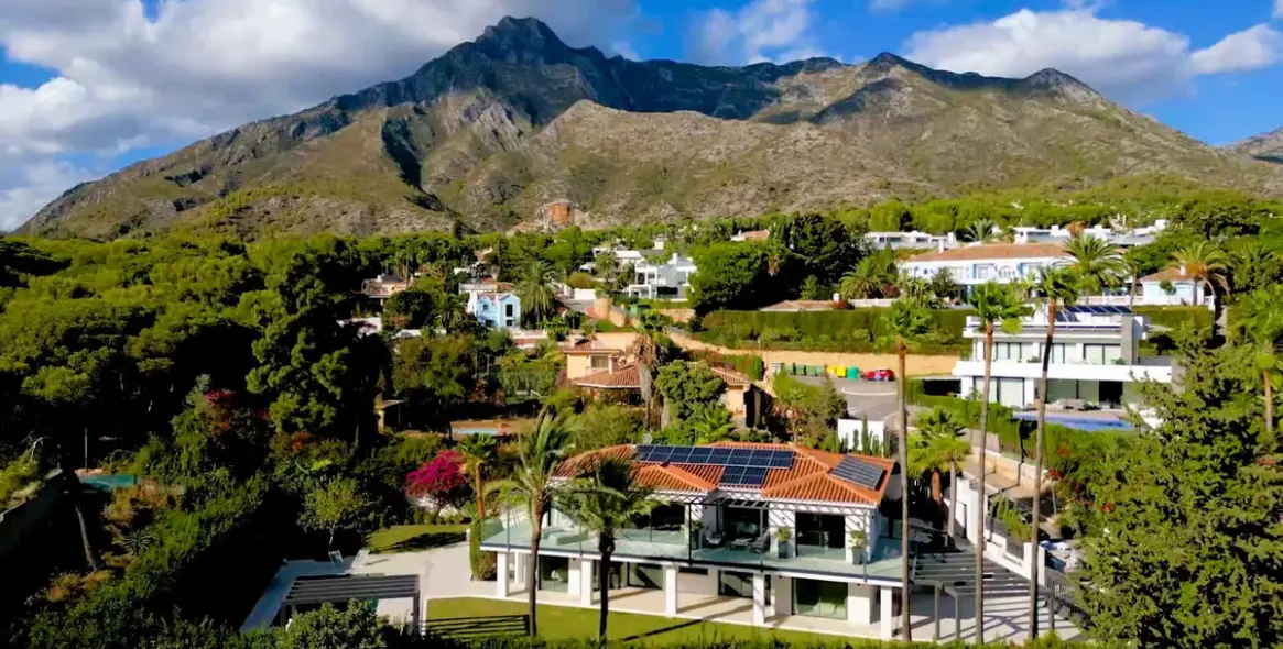 Sale of detached villa in The Golden Mile 1