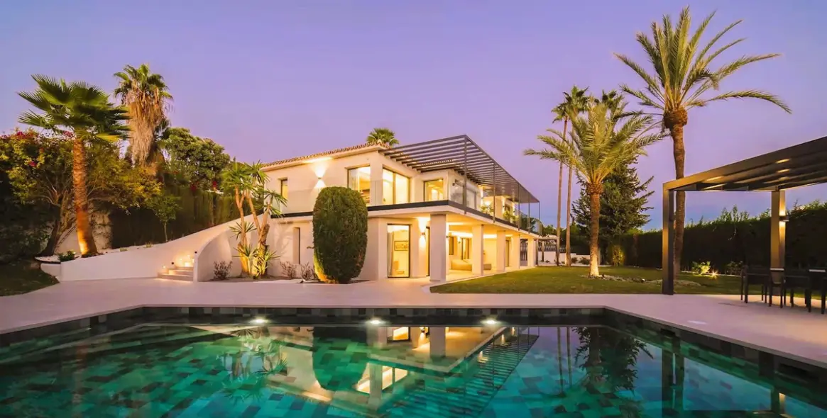 Sale of detached villa in The Golden Mile 7