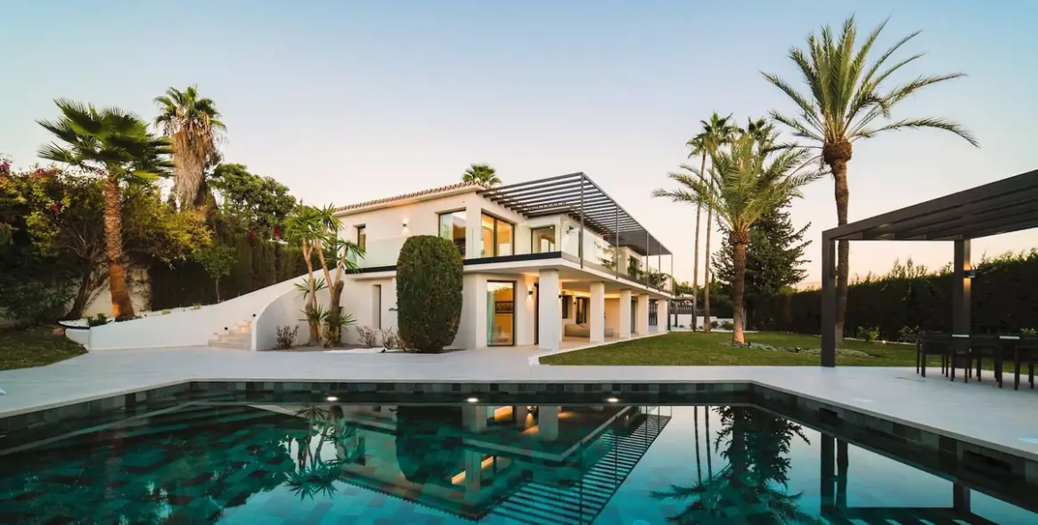 Sale of detached villa in The Golden Mile 8