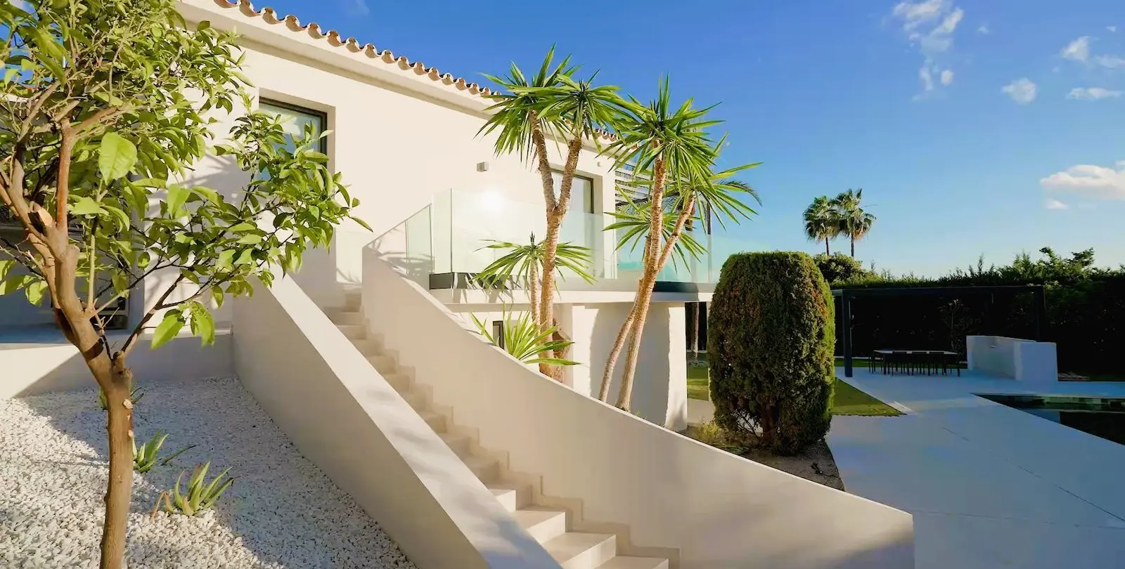Sale of detached villa in The Golden Mile 11