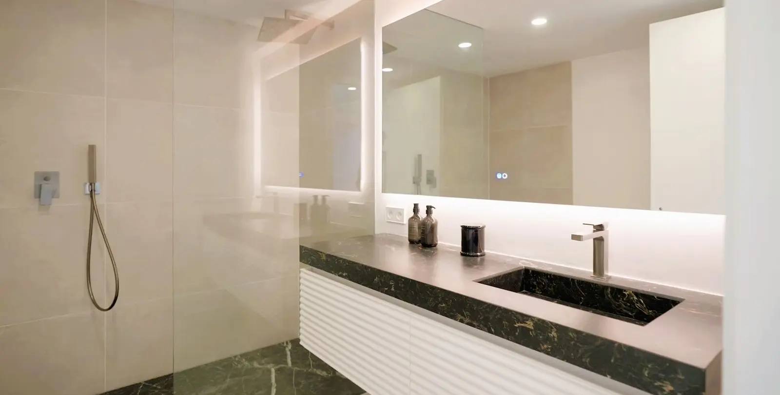 Sale of detached villa in The Golden Mile 26