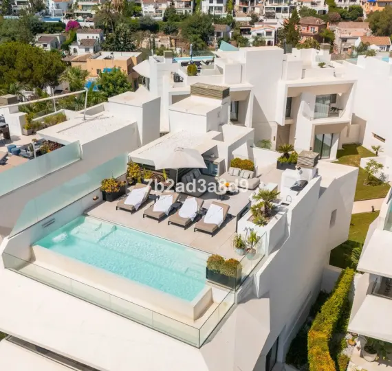 Venta de villa independiente en Nueva Andalucía