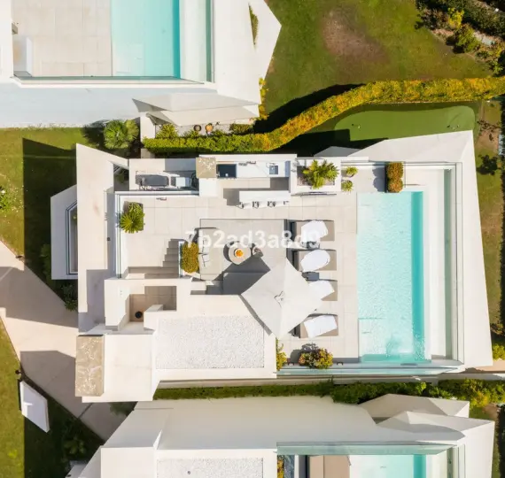 Venta de villa independiente en Nueva Andalucía