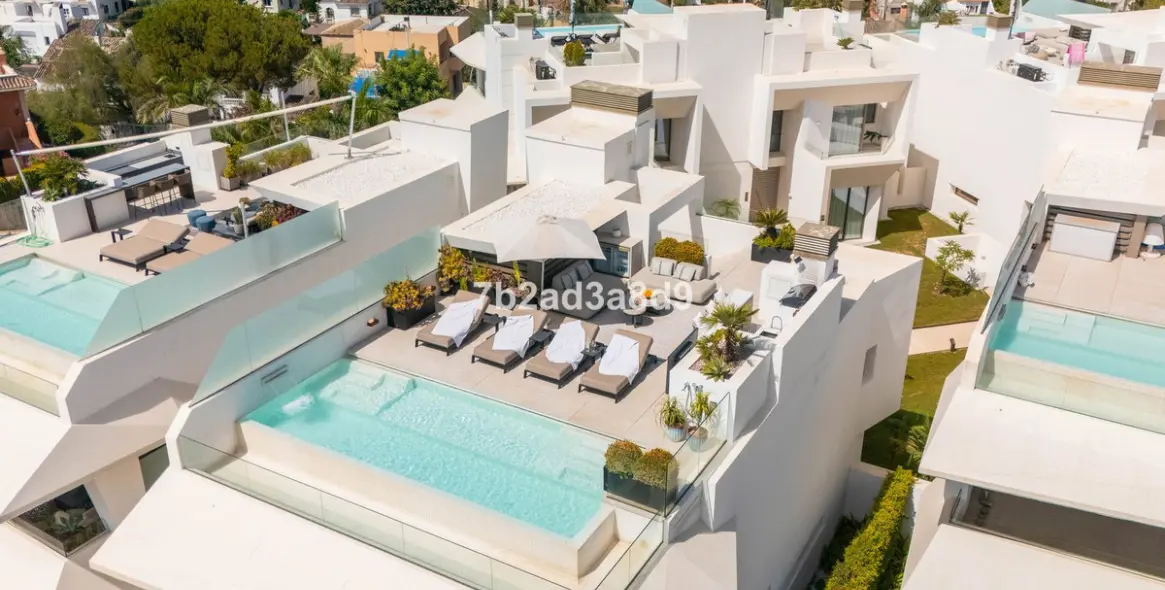 Sale of detached villa in Nueva Andalucía 1