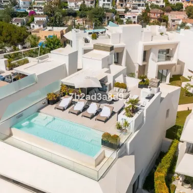 Sale of detached villa in Nueva Andalucía