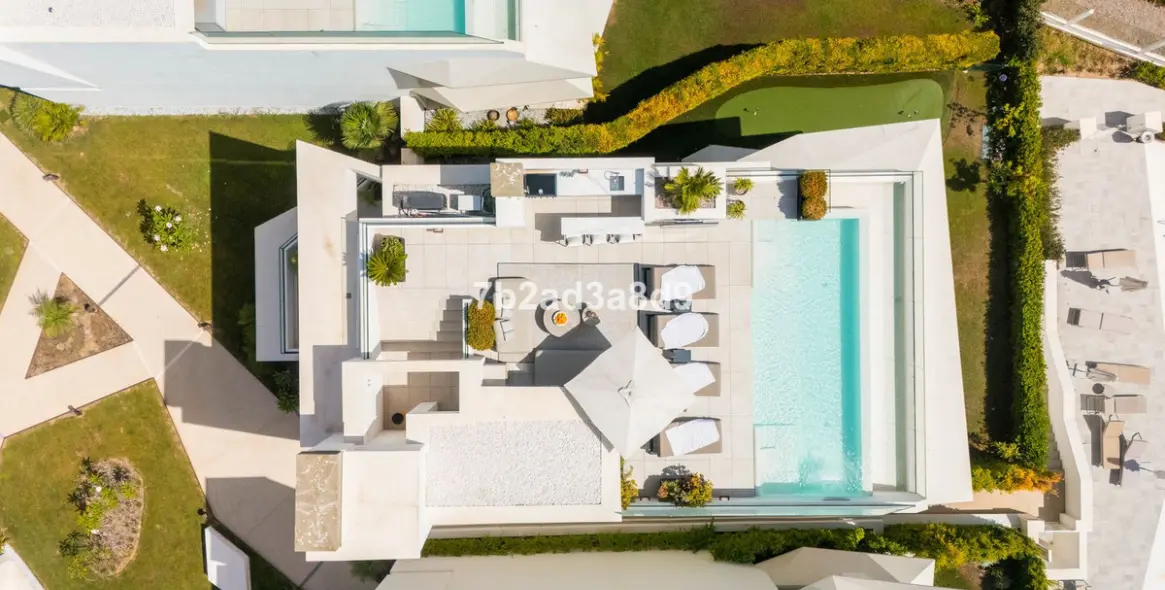 Sale of detached villa in Nueva Andalucía 2