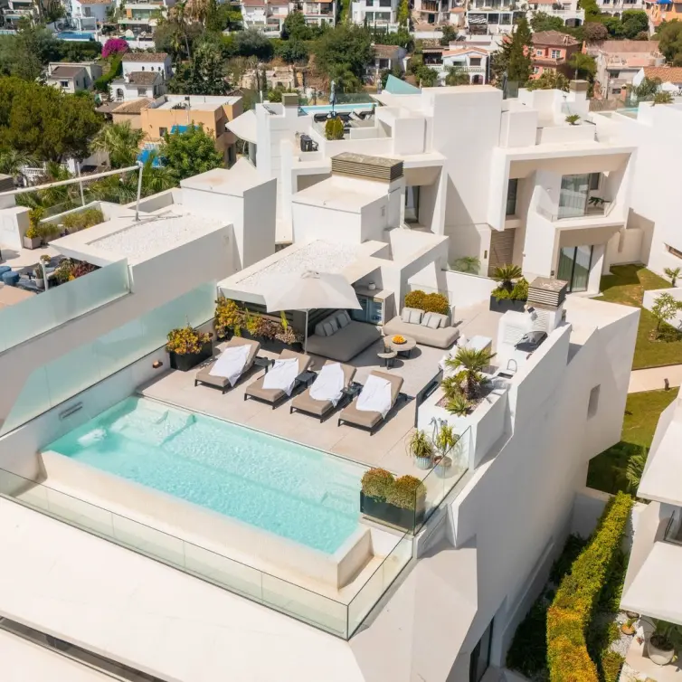 Sale of detached villa in Nueva Andalucía