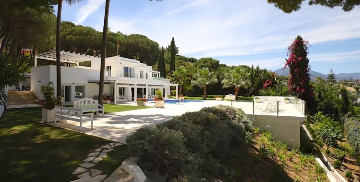 Продажа  отдельно стоящей виллы в Las Brisas 1