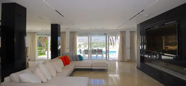 Venta de villa independiente en Las Brisas 3