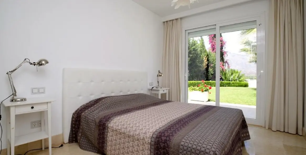 Продажа  отдельно стоящей виллы в Las Brisas 9