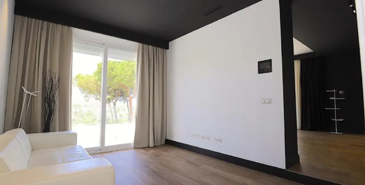 Продажа  отдельно стоящей виллы в Las Brisas 11