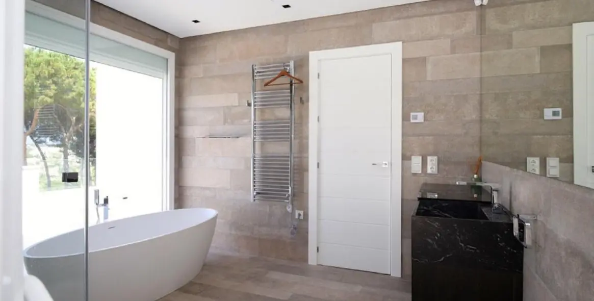 Продажа  отдельно стоящей виллы в Las Brisas 12