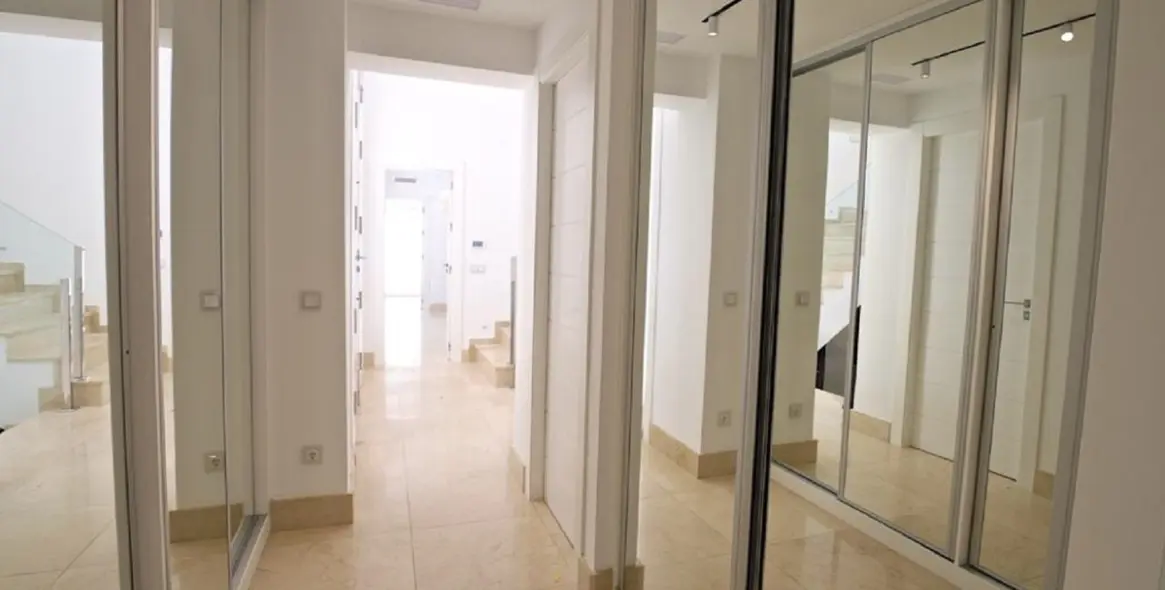 Продажа  отдельно стоящей виллы в Las Brisas 16