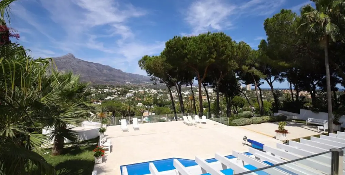 Sale of detached villa in Las Brisas 2