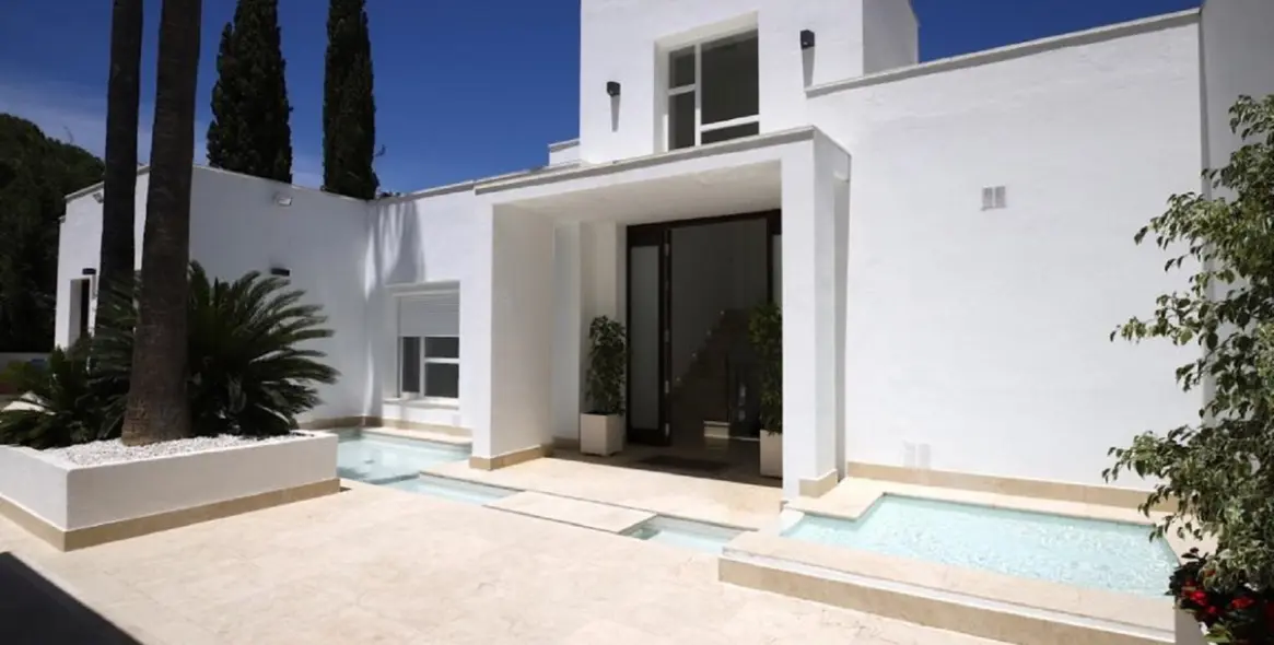 Sale of detached villa in Las Brisas 3