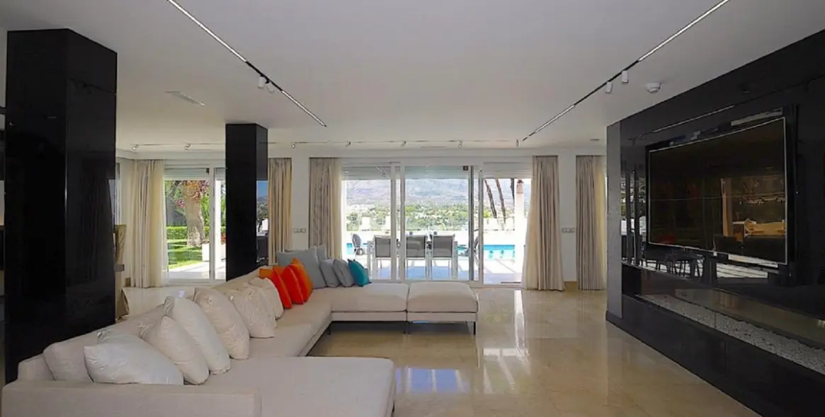 Sale of detached villa in Las Brisas 4