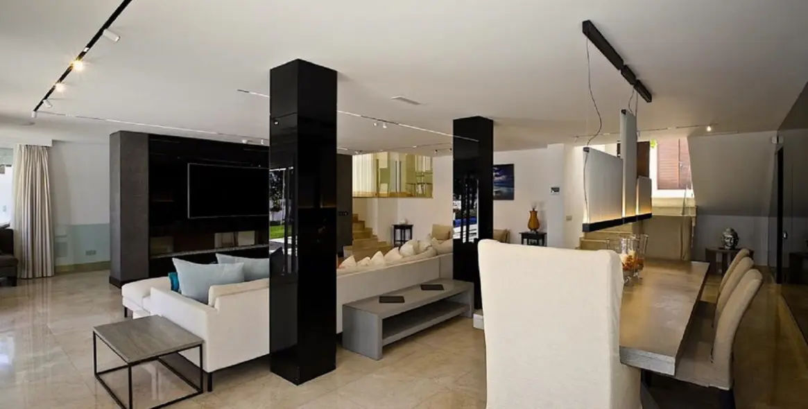 Sale of detached villa in Las Brisas 6