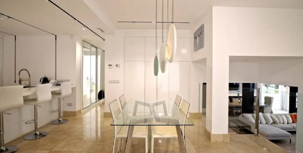 Sale of detached villa in Las Brisas 7