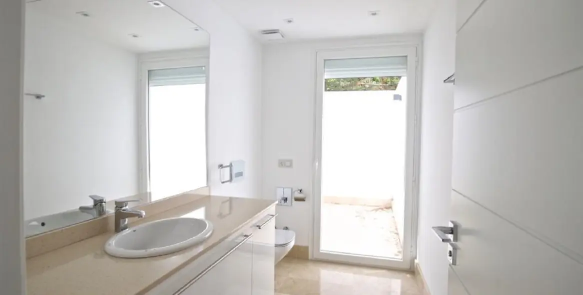 Sale of detached villa in Las Brisas 13