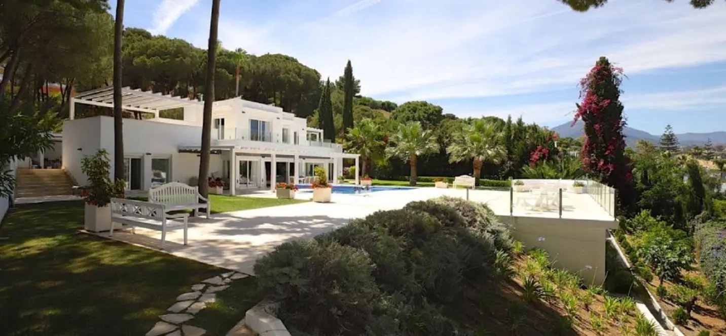 Sale of detached villa in Las Brisas 0