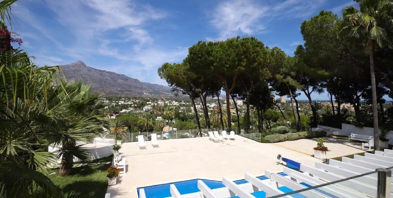Sale of detached villa in Las Brisas 2