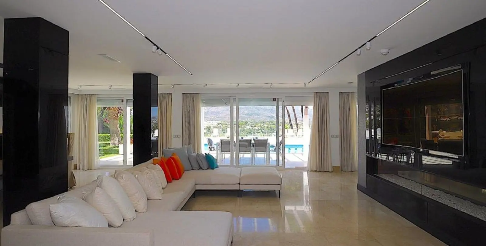 Sale of detached villa in Las Brisas 4