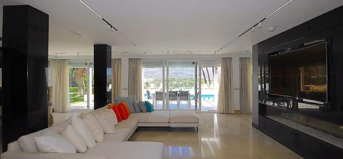Sale of detached villa in Las Brisas 3