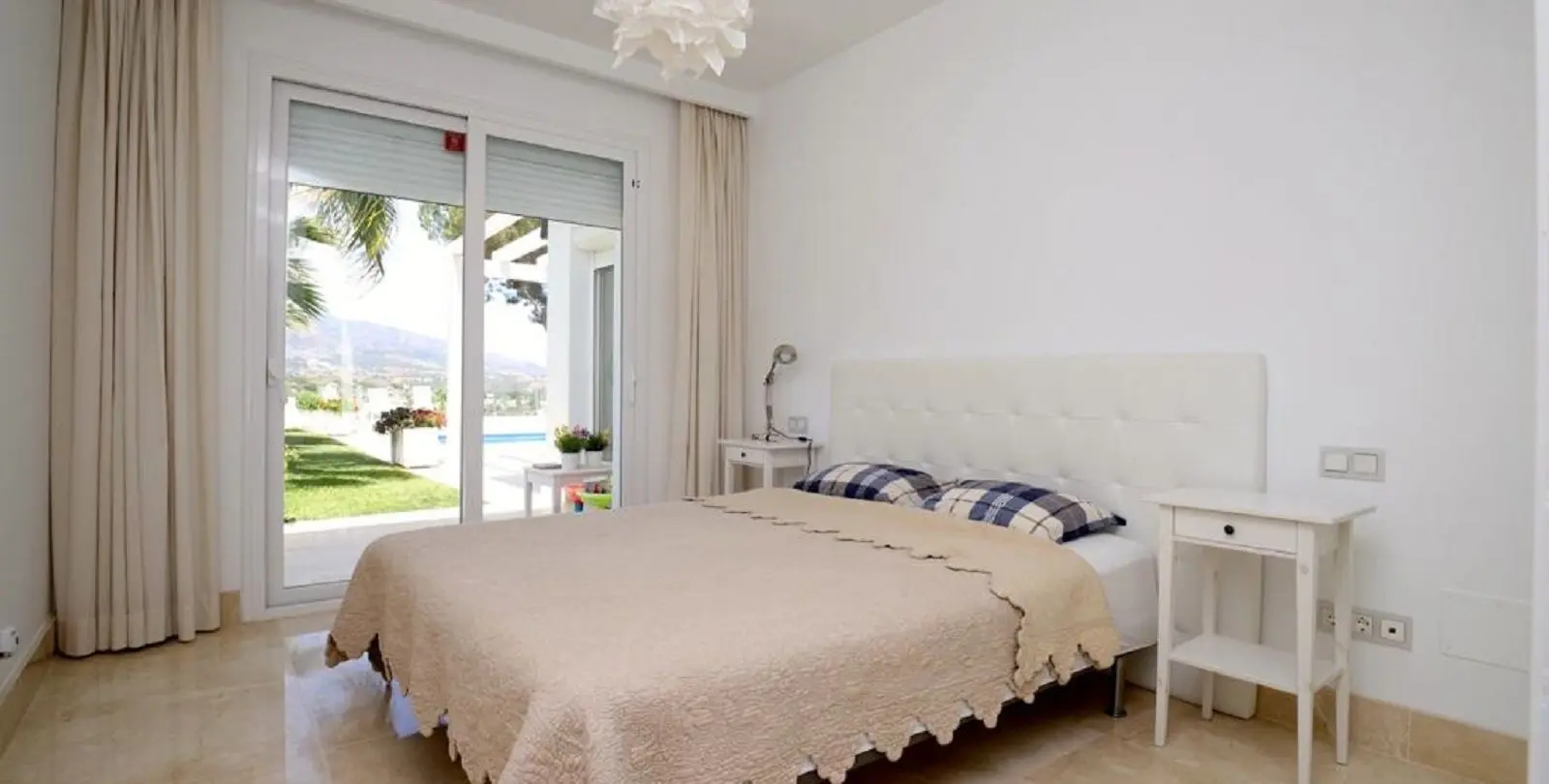 Sale of detached villa in Las Brisas 10