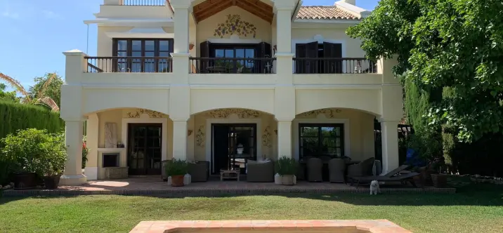 Long-term rent of detached villa in Sierra Blanca 0