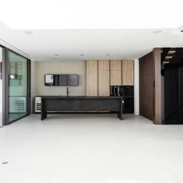 Продажа дома на две семьи в The Golden Mile