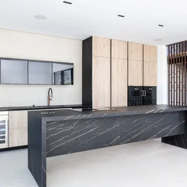 Продажа дома на две семьи в The Golden Mile