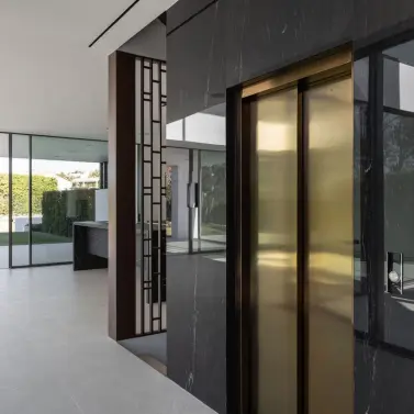 Продажа дома на две семьи в The Golden Mile