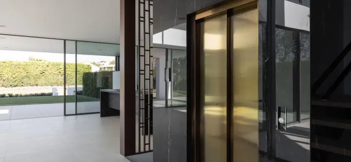 Продажа дома на две семьи в The Golden Mile 4