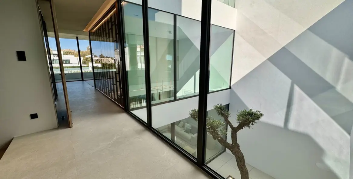 Продажа дома на две семьи в The Golden Mile 11