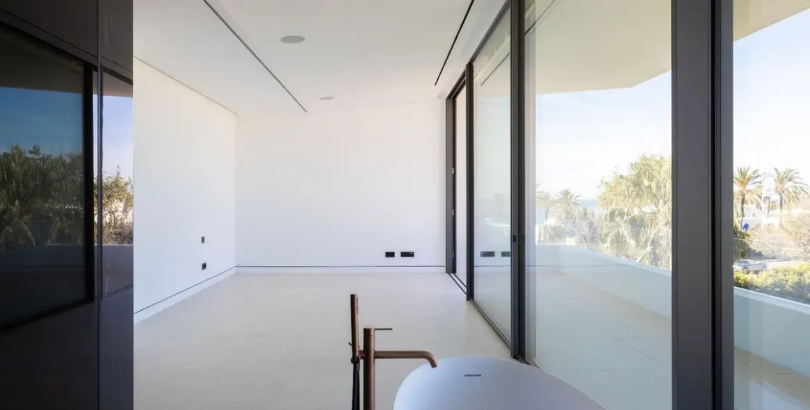 Продажа дома на две семьи в The Golden Mile 14