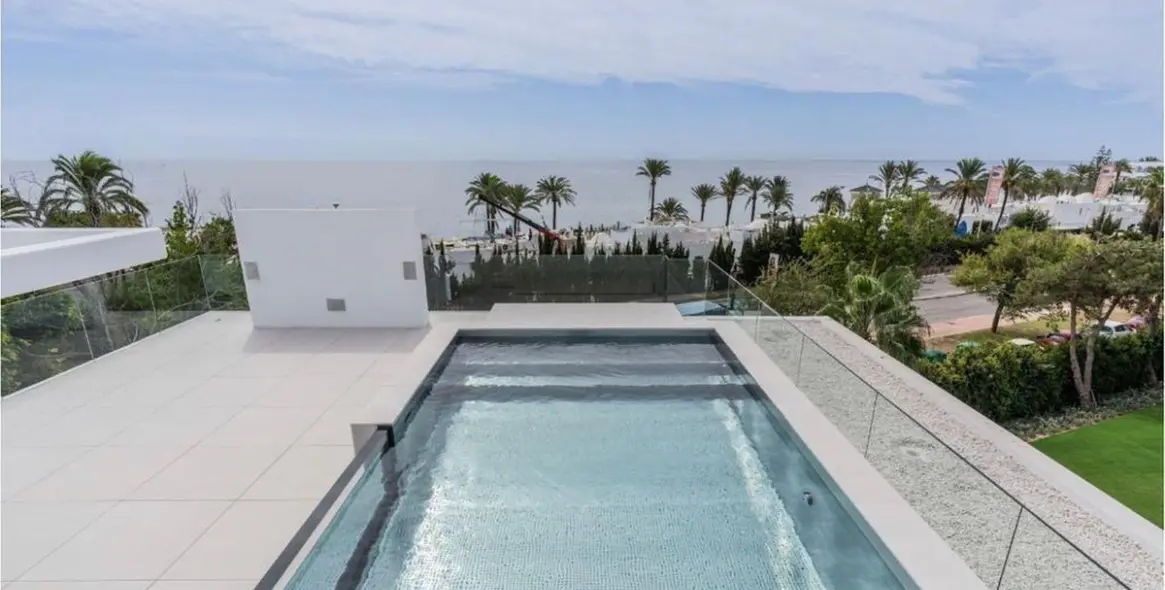 Продажа дома на две семьи в The Golden Mile 21