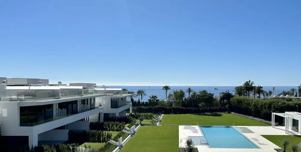 Продажа дома на две семьи в The Golden Mile 24