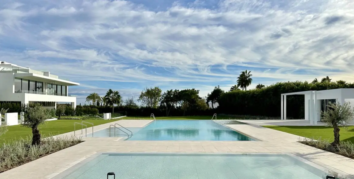 Продажа дома на две семьи в The Golden Mile 25