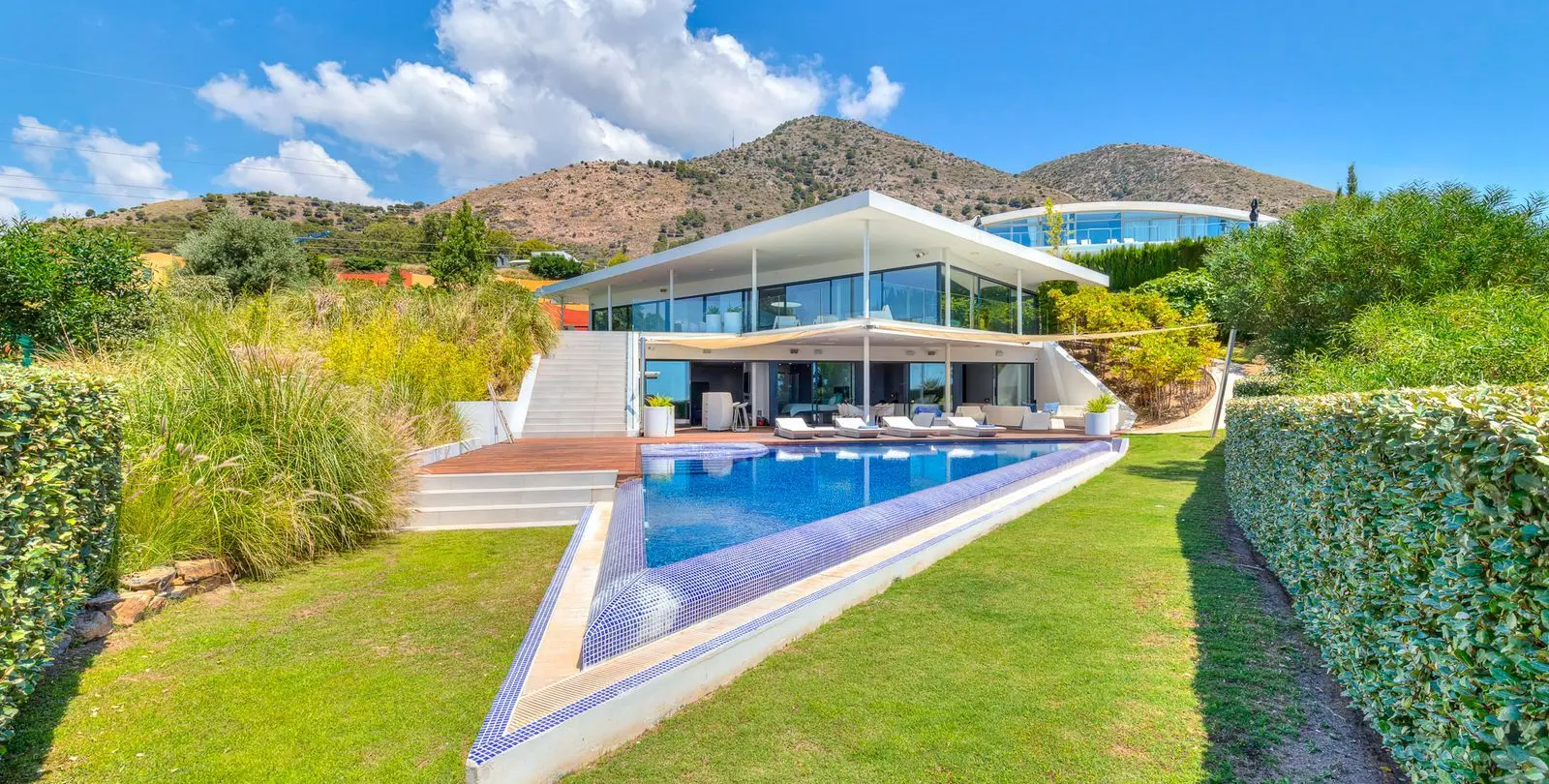Продажа  отдельно стоящей виллы в Fuengirola 1
