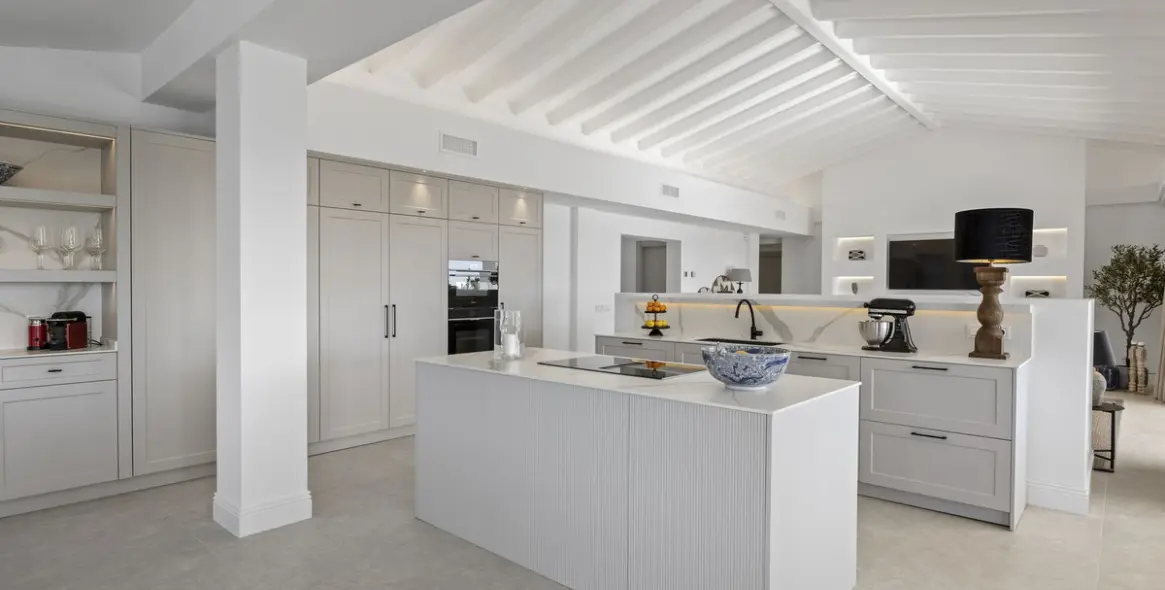 Sale of detached villa in El Paraiso 6