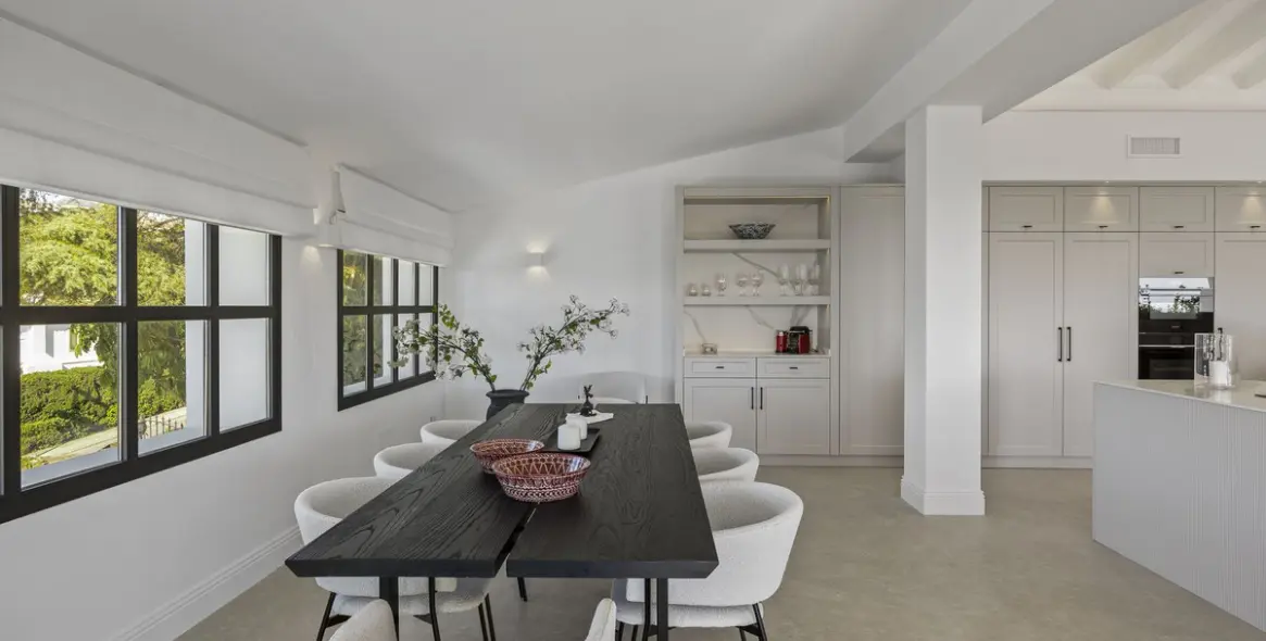 Sale of detached villa in El Paraiso 7