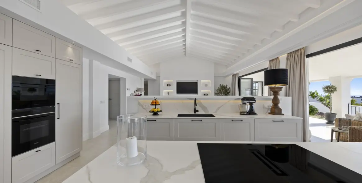 Sale of detached villa in El Paraiso 8